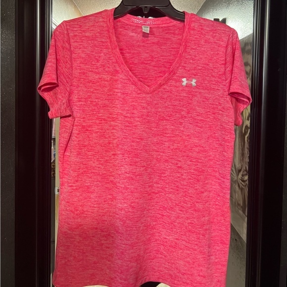 🔥3 for $25🔥 EUC- HOT PINK UNDER ARMOUR HEAT GEAR ATHLETIC TOP SZ M - Picture 2 of 6